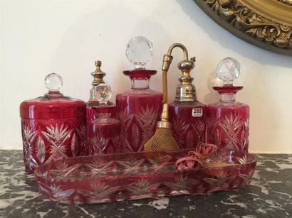 Garniture en cristal taillé rouge et blanc,...