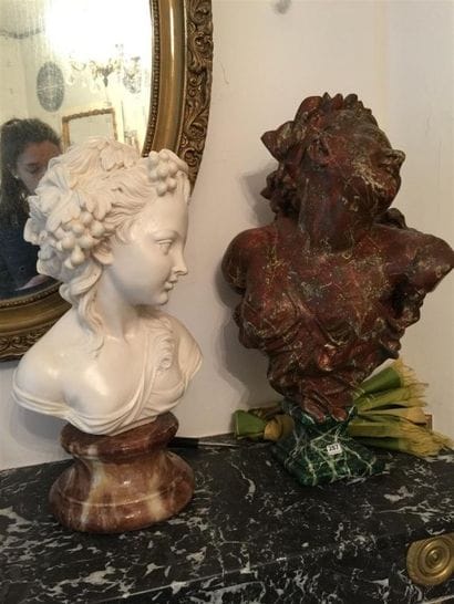 Deux bustes décoratifs en platre peint et...