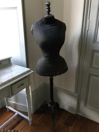 Mannequin de couturière , pied en bois noirci....
