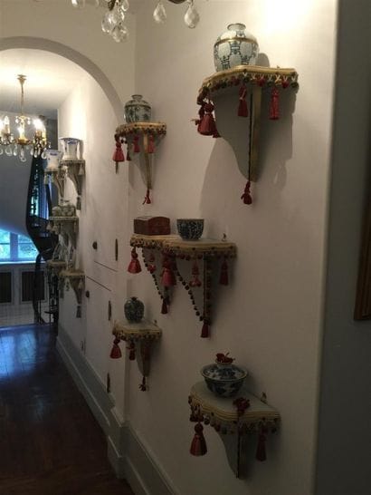 Lot de porcelaines et faïences du couloir...