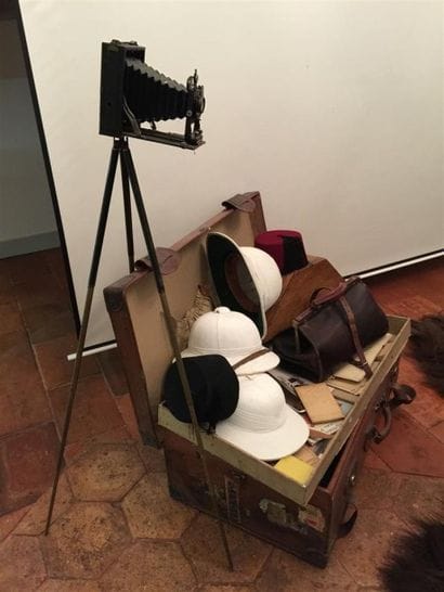 Lot explorateur : Malle, chapeaux , appareil...