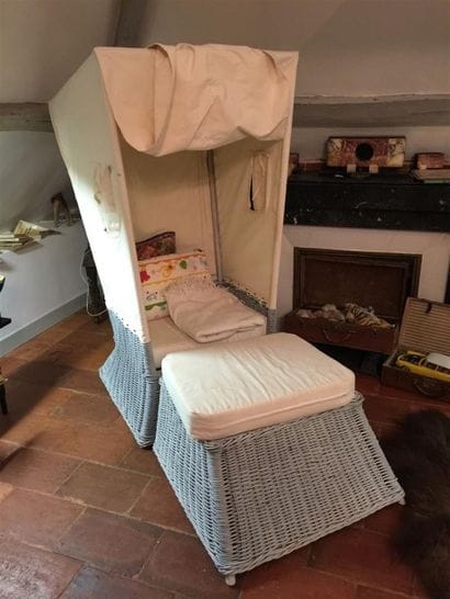 Chaise longue en rotin avec ciel en toile...