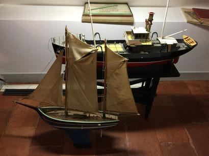 Deux maquettes de bateau en bois peint.