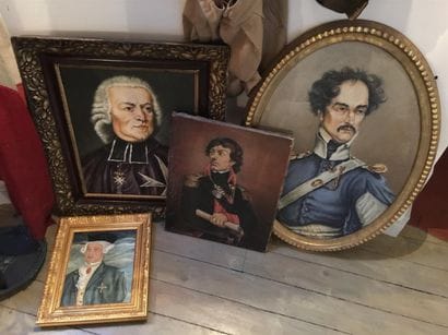 Ensemble de quatre portraits décoratifs dans...