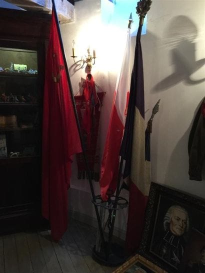 Deux drapeau français, drapeau soviétique...