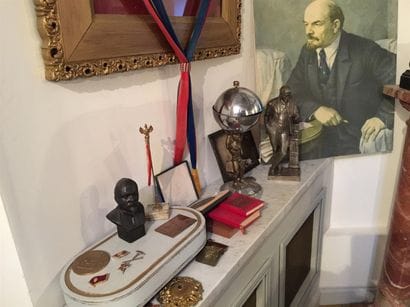 Lot d'objets de propagande, chromo, statuettes...