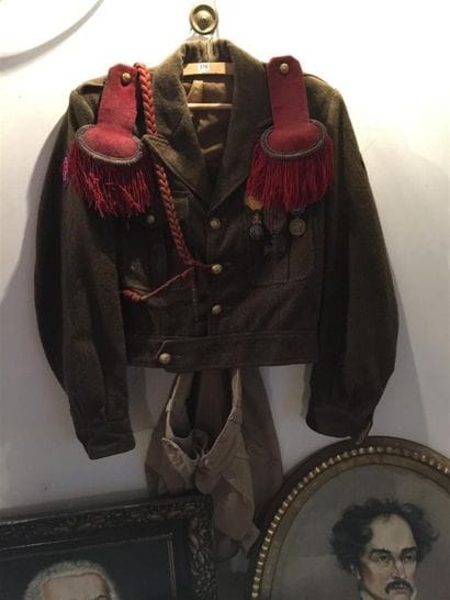 Uniforme militaire kaki.

*(Lot expédiab...