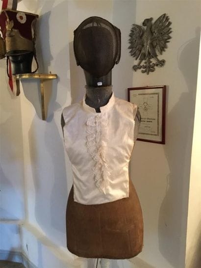 Mannequin , masque d'escrime et trois fl...