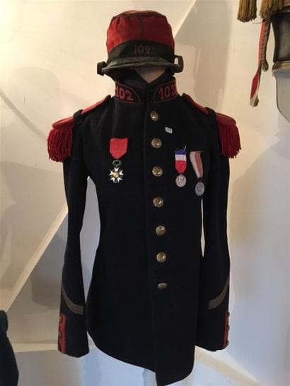 Mannequin et uniforme militaire bleu marine...