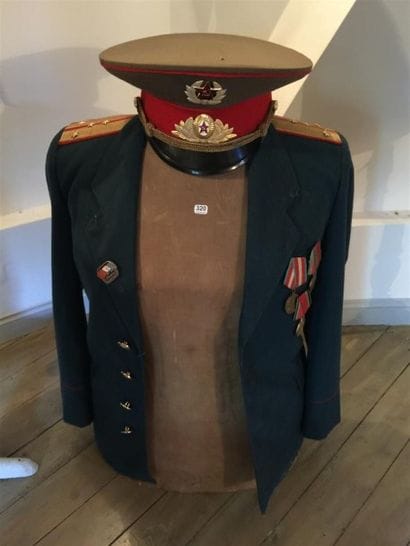Mannequin buste et uniforme militaire vert...