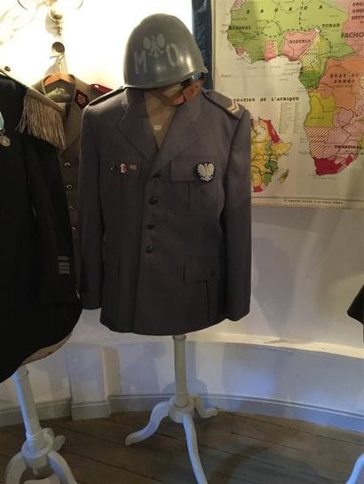 Mannequin et Uniforme gris et casque