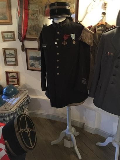 Mannequin et uniforme noir et képi.