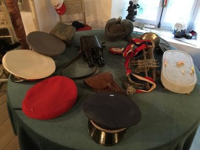 Lot de sept coiffes militaires.

On y joint...