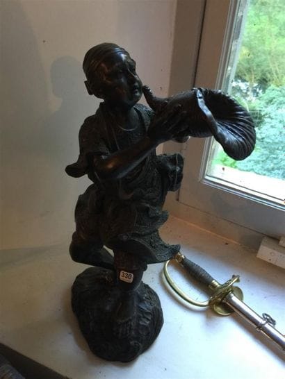 Sujet en bronze patiné figurant un Japon...