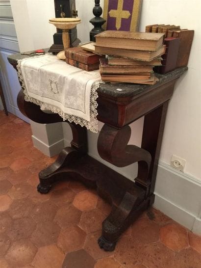 Console en acajou et placage d'acajou, reposant...
