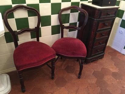 Table de chevet formant chiffonnier en placage...