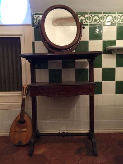Table de toilette en placage de loupe à deux...