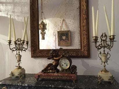Pendule en régule patiné sur socle marbre...