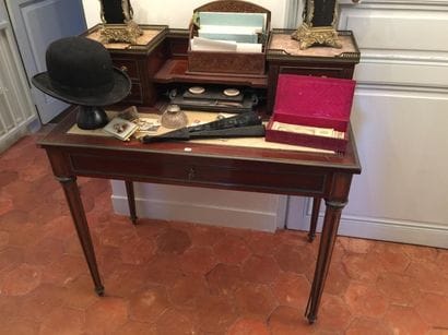 Bureau à gradins en acajou et filets de laiton...