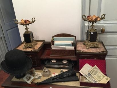 Paire de cassolettes en métal doré et marbre...