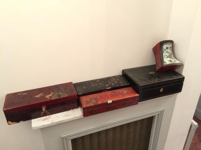 Reunion de cinq boites en bois laqué asiatiques...
