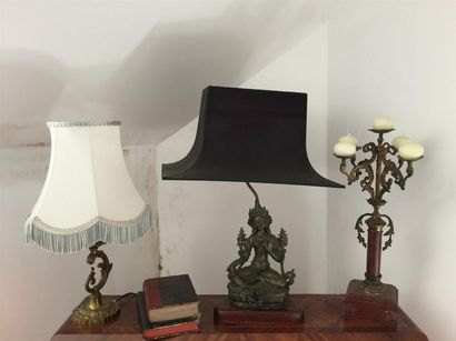 Lot comprenant : lampe de chevet, candélabre...