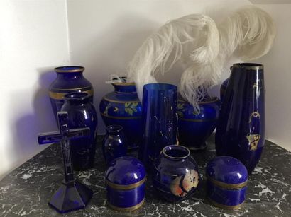 Lot de vases et pots en verre bleu et céramique.

H_...