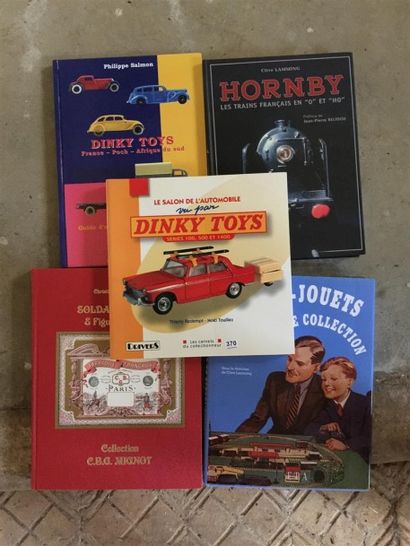 Lot de cinq livres : deux sur les dinky toys,...