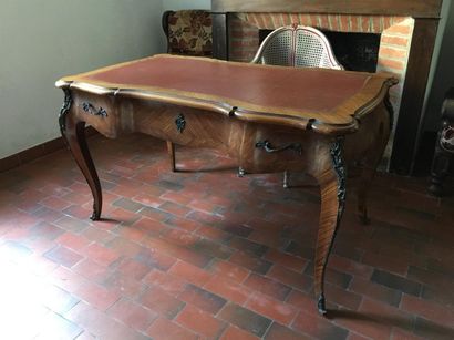 Bureau plat en frisage de bois de rose, ouvrant...