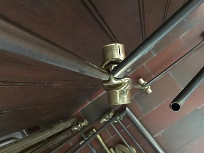 Etagères modernes en métal doré demontée
