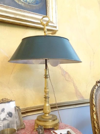 Paire de lampes de bouillote en bronze doré,...