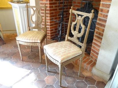 Paire de chaises à dossier lyre

Style Louis...