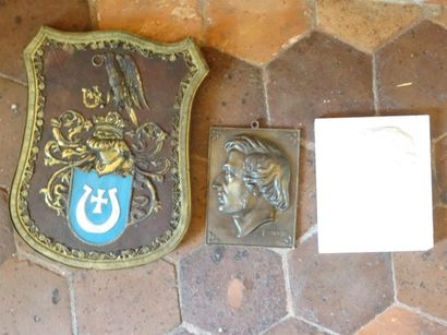Lot comprenant un blason, une plaque en plâtre...