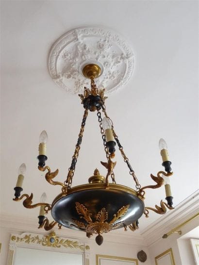 Lustre de style Empire en bronze et tôle...