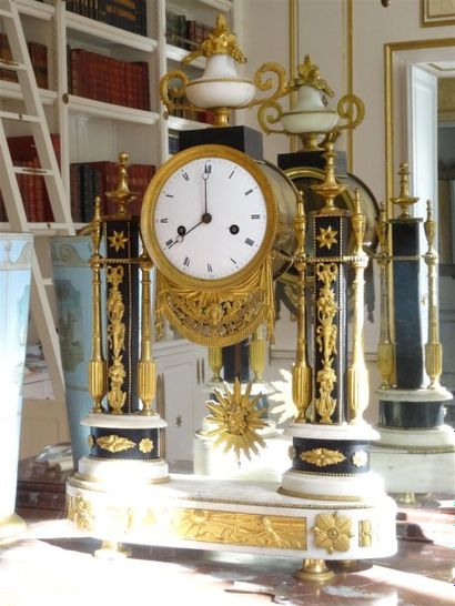 Pendule portique en marbre blanc et noir...
