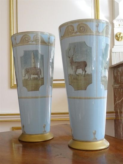 Paire de vases en faïence bleue modernes...