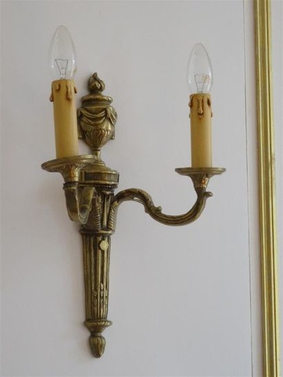 Paire d'appliques en bronze de style Louis...