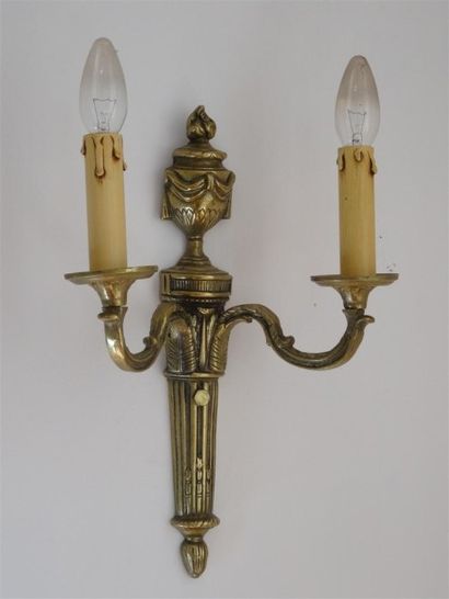 Paire d'appliques en bronze de style Louis...