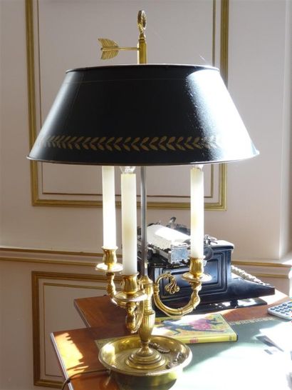 Lampe bouillotte en bronze et tôle peinte...