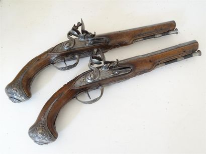 Paire de pistolets à silex signés sur la...