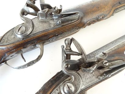 Paire de pistolets à silex signés sur la...