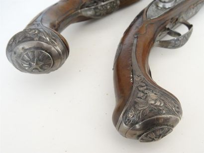 Paire de pistolets à silex signés sur la...