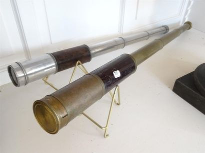 Deux longues-vues en métal et bois teinté...
