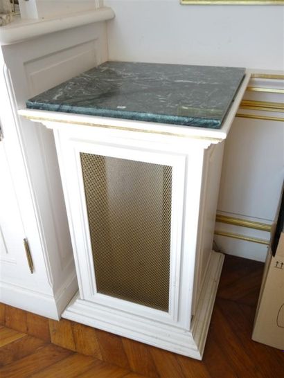 Paire de colonnes en bois laqué, contenant...