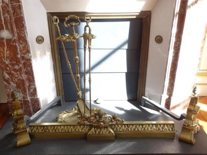 Barre de foyer et paire de chenets en bronze...