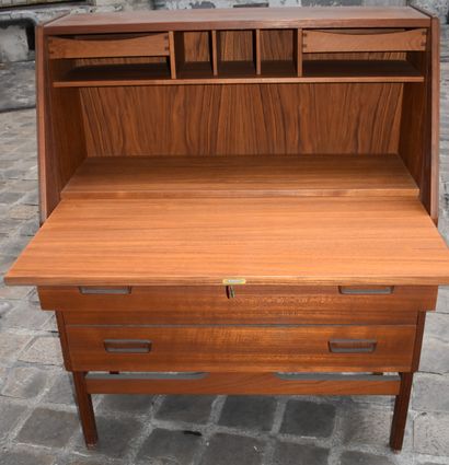 SECRÉTAIRE-COMMODE scandinave en teck.

Haut....