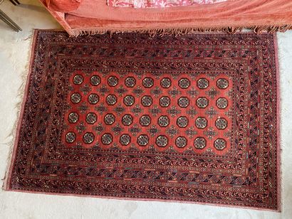 TAPIS Orient fond rouge (210 x 140 cm).
