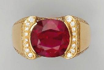 Bague en or jaune ornée d'une tourmaline...