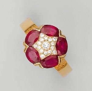 Bague en or jaune, ornée d'une rosace polylobée...
