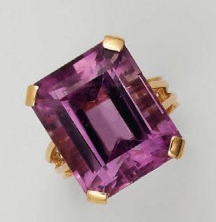 Bague en or jaune, le corps fileté à quatre...